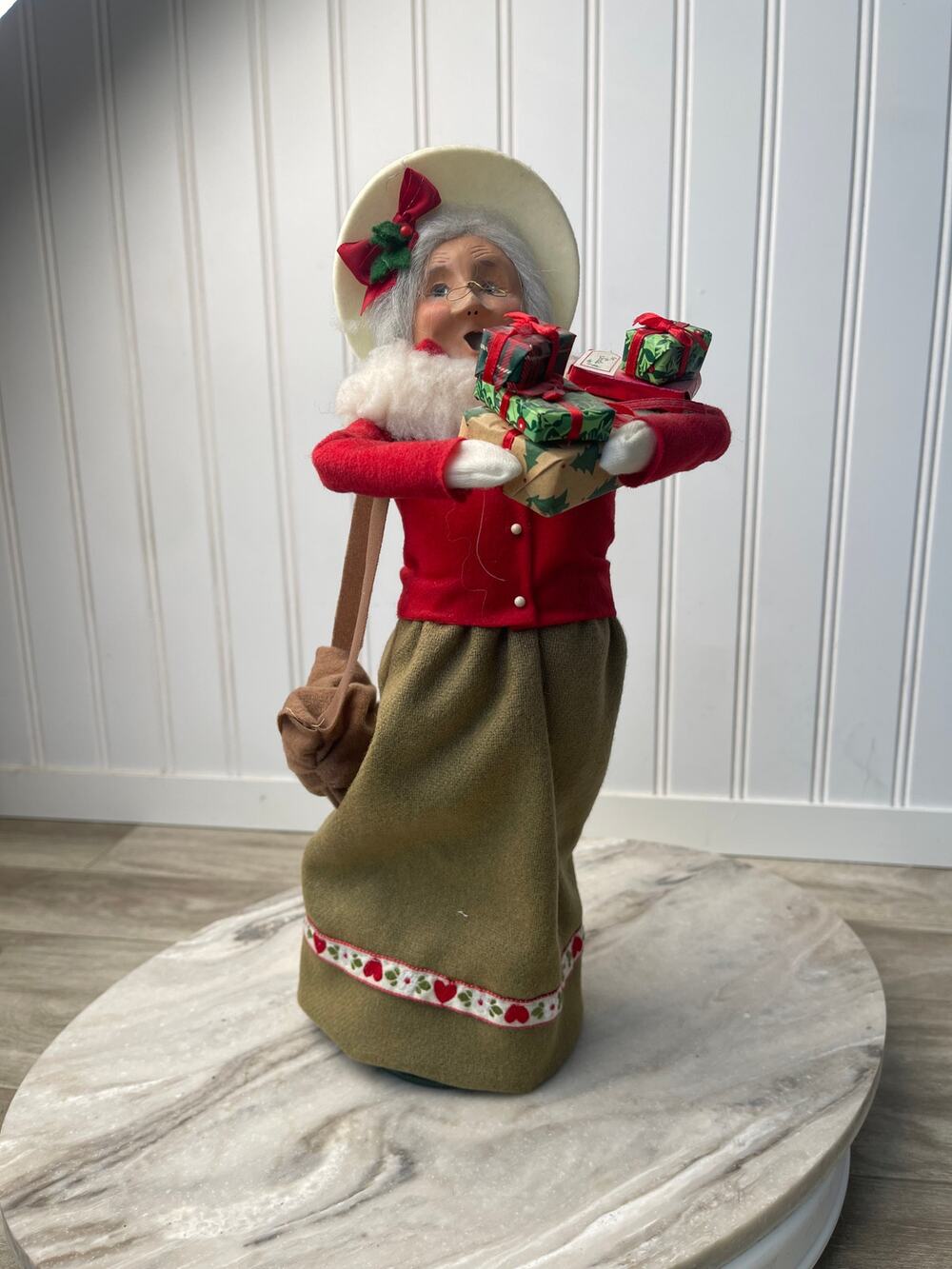 Byers Choice Caroler Woman Carrying Christmas Gifts Purse 1997 Vintage